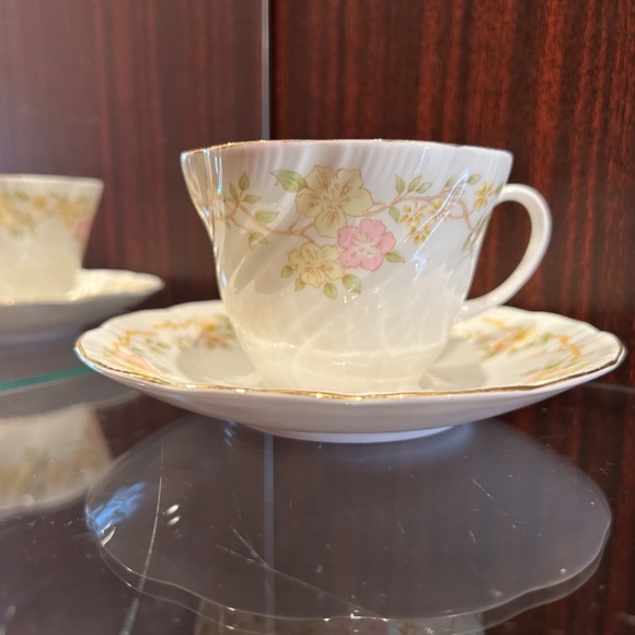 Vintage Rosina China Co. Ltd. Queen's Teacup & Saucer Set - Picture 3 of 9